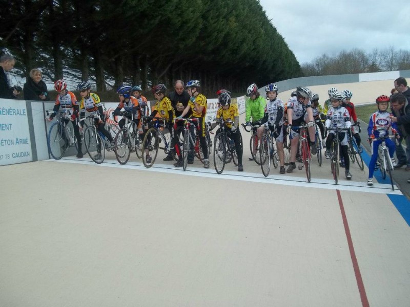 61 jeunes coureurs ont disputé des courses aux points sur l'anneau Gérard Le Maguer à l'occasion de la 2ème manche des Journées Découverte de la Piste organisées par l'AC Lanester 56 (photo archives Sonia Ollivier)
