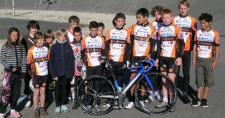 L'école de cyclisme de l'AC LANESTER 56 a reçu les jeunes pilotes du club BMX d'Hennebont sur le vélodrome Gérard LE MAGUER à Lanester (photo LE TELEGRAMME du 28-09-2010)