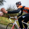 Maxime Guennec vient prendre un bidon a la voiture