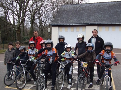 les jeunes viennent de recevoir velos et casques