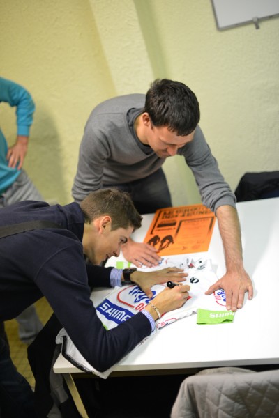 Warren dédicace son maillot sous les yeux de Davy Le Ker (photo Michel Le Douairon)