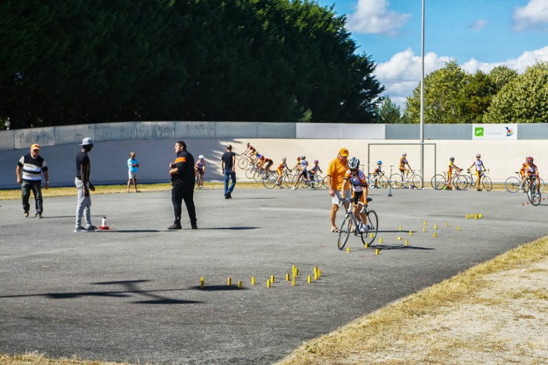 Les plus petits ont démontré toute leur adresse sur différents exercices, comme le slalom par exemple (photo Henry Serbouce)