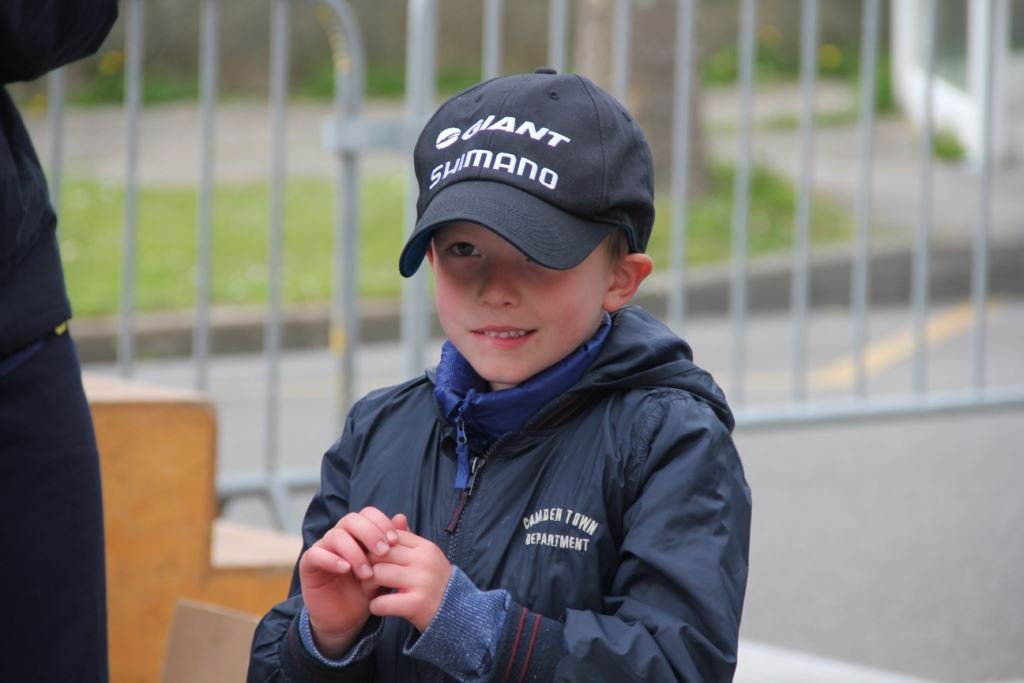 Le petit Kaelig Le Douairon, bientôt 6 ans, était très fier d'avoir remporté la casquette "podium" de Warren Barguil. Le jeune Bellilois Yanis Aboud a gagné lui, la casquette "course" de Warren !