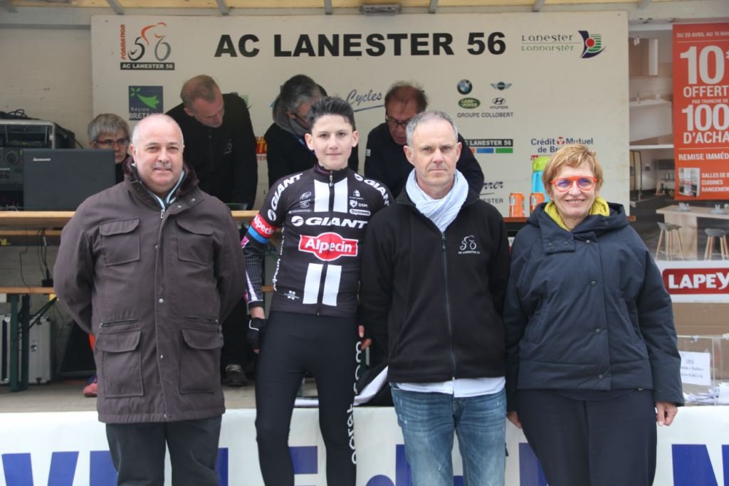 Le gagnant du maillot offert par Warren Barguil est Florian Flegeau, qui concourrait chez les Minimes ! Il est entouré ici de gauche à droite par Philippe Garaud, conseiller municipal, Stéphane Le Crom président de l'AC Lanester 56 et Thérèse Thiery, Maire de Lanester. Bravo au jeune gagnant !