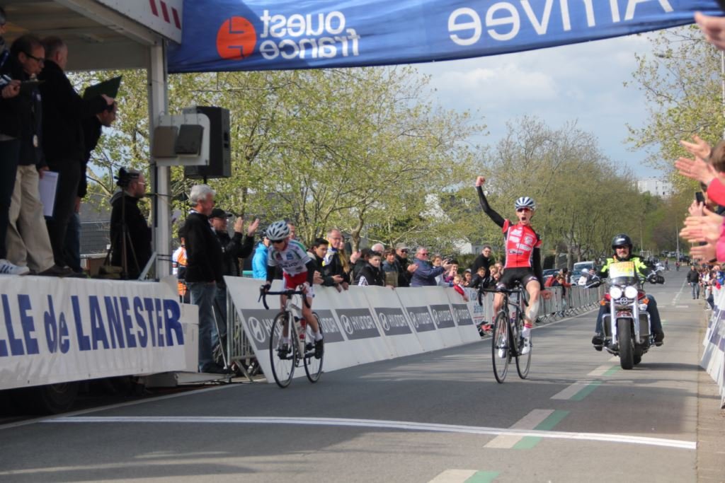 Le Quévenois Axel Laurance remporte brillamment le 4ème Circuit des Jeunes chez les Cadets, après un joli numéro dans le final après la longue chevauchée en solitaire de son coéquipier Baptiste Launay