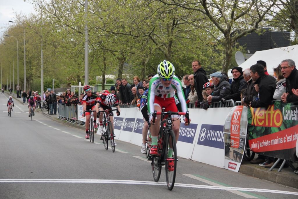 Chez les Minimes, c'est le Locminois Quentin Lamour qui s'est montré le plus fort au sprint dans la longue montée d'arrivée !