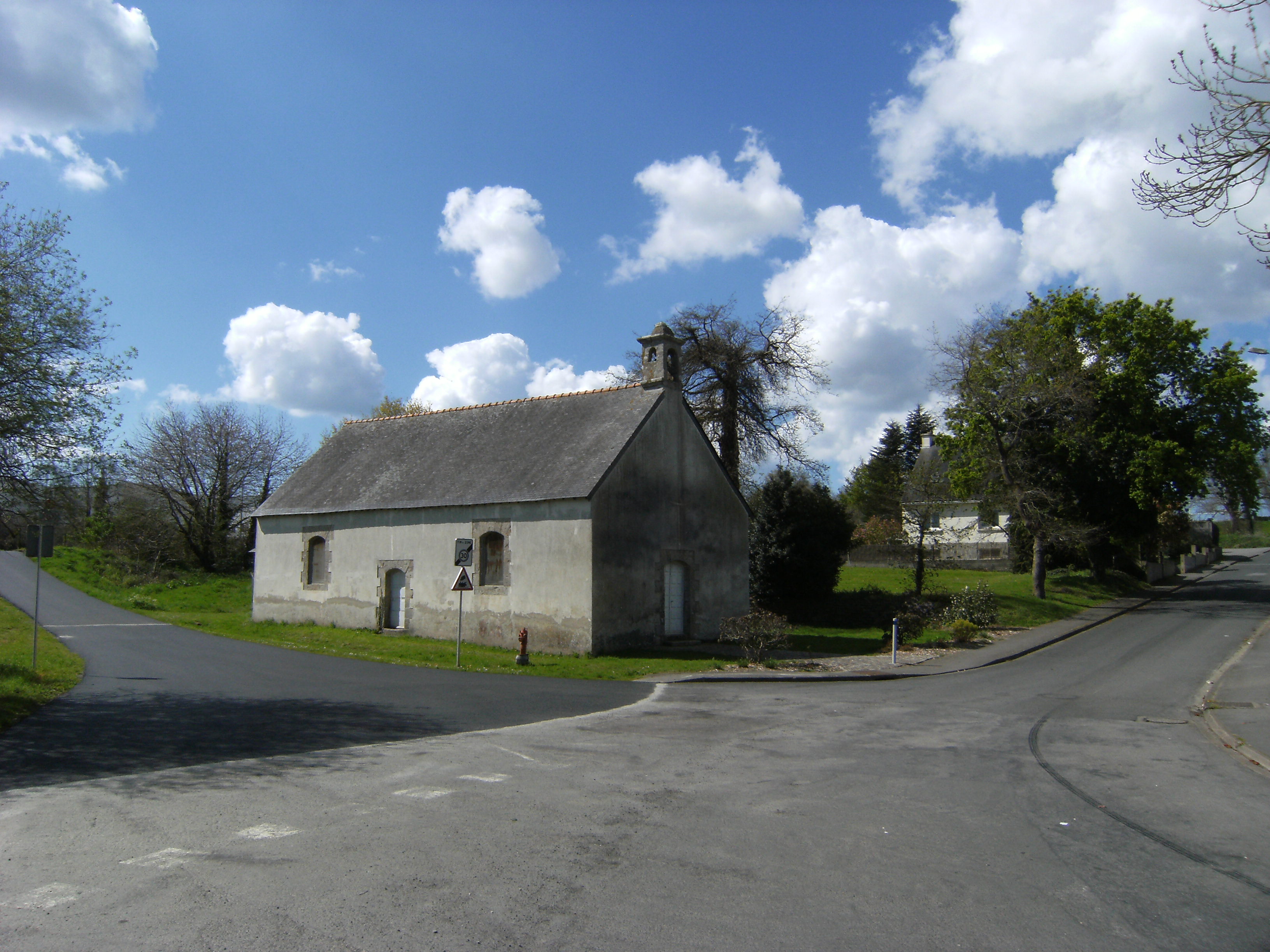 Les jeunes cyclistes monteront le petit raidard qui jouxte la Chapelle de Locunel !