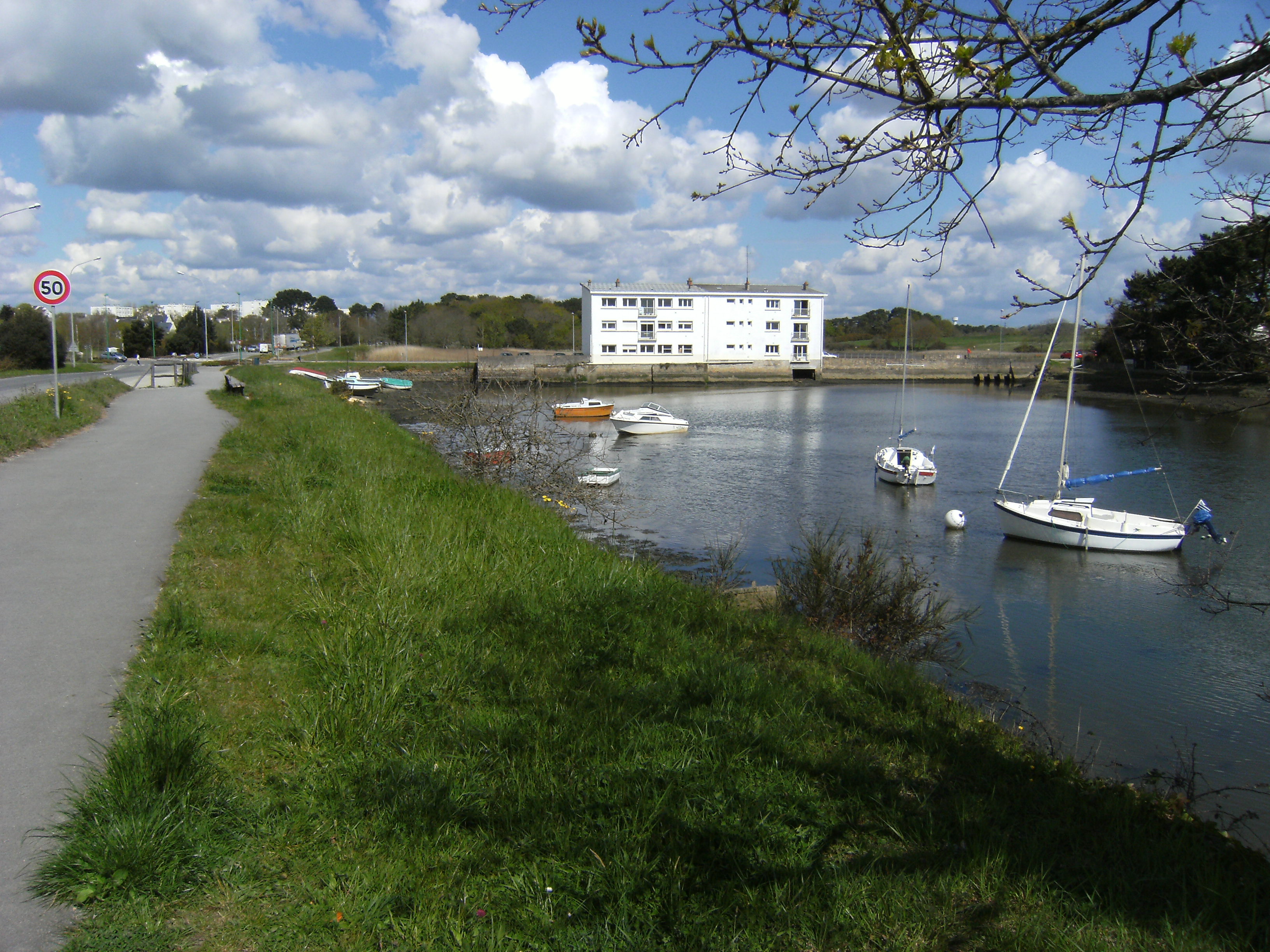 Le circuit longe le Ruisseau du Plessis jusqu'à l'ancien Moulin, mais les coureurs risquent de ne pas avoir le temps d'admirer la vue !