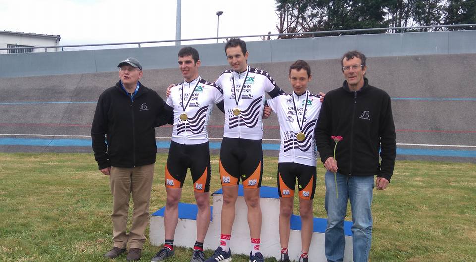 Les éducateurs de l'AC Lanester 56 Xavier Teisseire et Patrick Duval entourent les Lanestériens Mewen, Benjamin et Célestin, nouveaux champions de Bretagne !